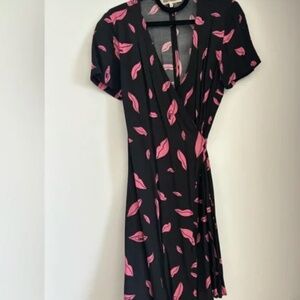Diane Von Furstenberg  DVF Black & Pink Lips Print Wrap Mini Dress Size XXS